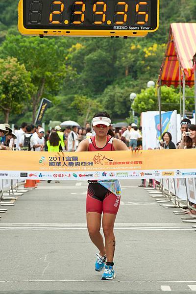 全程賽女子組冠軍選手謝旻雅衝線畫面.jpg 全程賽女子組冠軍選手謝旻雅衝線畫面.jpg