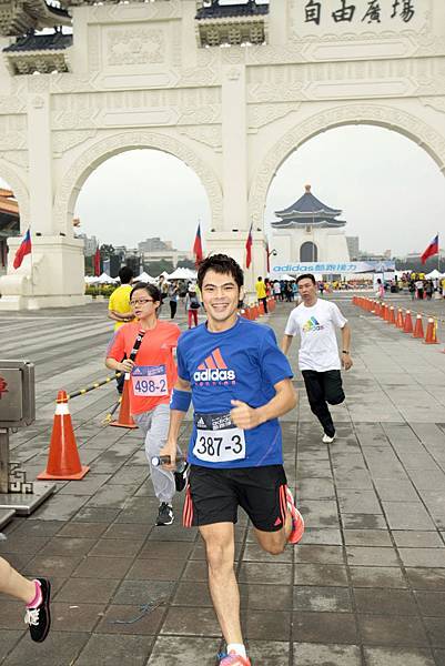 賽德克酷跑隊-二郎 活力充沛起跑.jpg