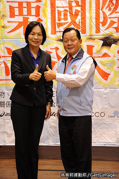 2011苗栗國際馬拉松大賽_體委會主委戴遐齡與苗栗縣長劉政鴻合力宣傳暖跑.jpg 2011苗栗國際馬拉松大賽_體委會主委戴遐齡與苗栗縣長劉政鴻合力宣傳暖跑.jpg