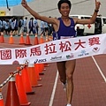 2011苗栗國際馬拉松大賽_半程組冠軍何盡平享受賽事.jpg