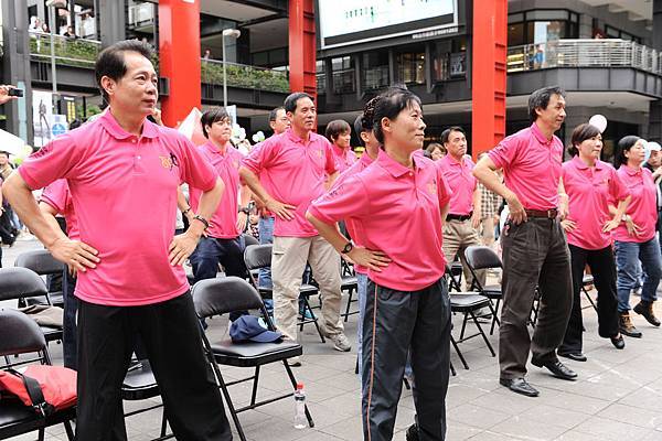 現場民眾一同體驗第三代國民健康操.jpg 現場民眾一同體驗第三代國民健康操.jpg