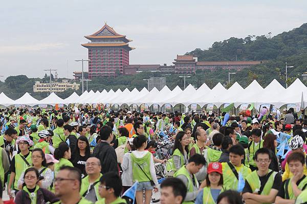 由安麗直銷商團隊自主發起安麗愛心園遊會，現場人潮洶湧，大佳河濱公園籠罩於溫馨熱烈的氣氛中。在安麗全體直銷商的努力下，總計募得955,805元，將全數捐予「天使心家族社會福利基金會」.JPG