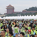 由安麗直銷商團隊自主發起安麗愛心園遊會，現場人潮洶湧，大佳河濱公園籠罩於溫馨熱烈的氣氛中。在安麗全體直銷商的努力下，總計募得955,805元，將全數捐予「天使心家族社會福利基金會」.JPG