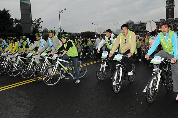 裕隆隊球星周士淵、楊哲宜、李啟億今日也現身力挺 帶領萬名車友用完騎響應健康自然的生活型態.JPG