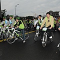 裕隆隊球星周士淵、楊哲宜、李啟億今日也現身力挺 帶領萬名車友用完騎響應健康自然的生活型態.JPG