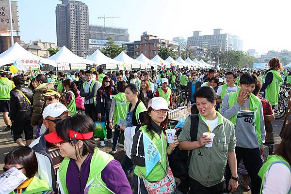 由安麗直銷商團隊特別發起的愛心園遊會，在現場有得吃、還有得玩，臺中場次心騎日共捐出602,993元給「天使心家族社會福利基金會」，紐崔萊心騎日用滿滿的健康與愛心陪伴所有民眾度過熱鬧快樂的一天。.JPG