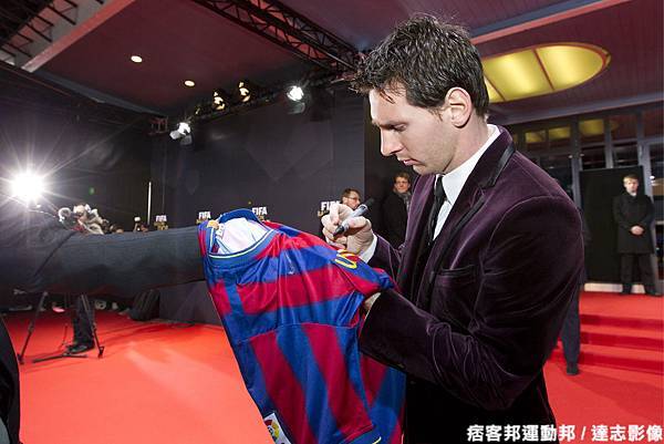 梅西(Lionel Messi)簽名在球衣上