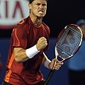 地主希望Lleyton Hewitt以4-6,6-3,7-6,6-3擊敗Milos Raonic闖進第四輪