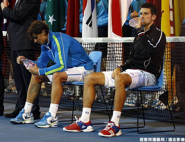 Djokovic & Nadal 等致詞等到雙腿無力 工作人員拿椅子給他們坐 XD