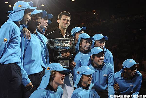 Novak Djokovic 與球僮們大合照