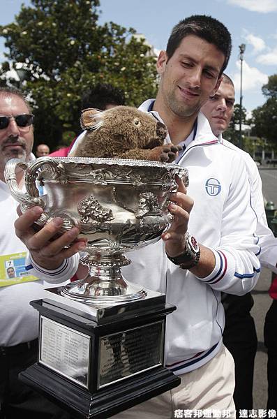 Novak Djokovic 獎盃上放了一隻無尾熊玩偶