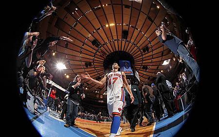 接下來的紐約球迷生活將以林書豪為中心運轉 XD 接下來的紐約球迷生活將以林書豪為中心運轉 XD