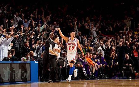 林書豪第四節投進三分球後全場High翻天 林書豪第四節投進三分球後全場High翻天