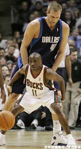 15.Earl Boykins