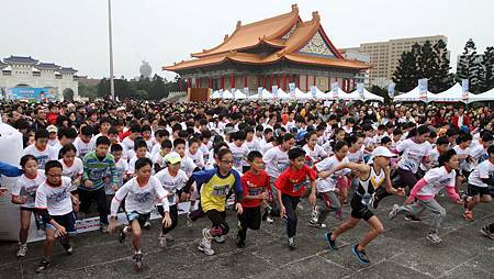 千名小學生齊聚中正紀念堂 冒雨低溫奮勇挑戰路跑賽 二