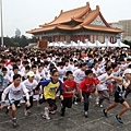 千名小學生齊聚中正紀念堂 冒雨低溫奮勇挑戰路跑賽 二