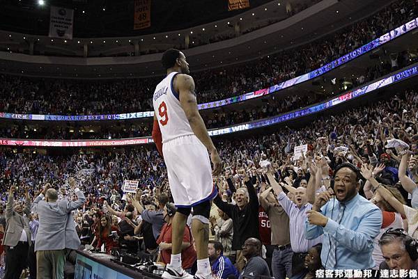 Iguodala 跳上記錄台與觀眾一同慶祝