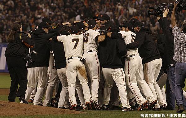 Aubrey Huff 為慶祝 Matt Cain 的完全比賽而受傷