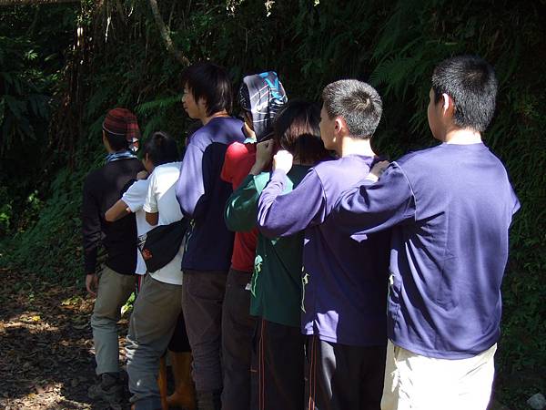 排排隊體驗毛毛蟲信任遊戲, 在野地生活中信任感是能讓團隊運作順暢的要素之一 排排隊體驗毛毛蟲信任遊戲, 在野地生活中信任感是能讓團隊運作順暢的要素之一