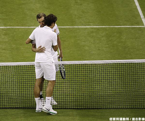 Federer 先輸掉兩盤再上演大逆轉淘汰 Benneteau