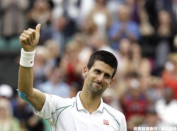 Djokovic 以 3 比 1 淘汰 Stepanek 