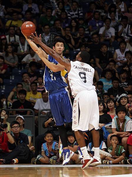 台灣明星隊簡浩在NBA明星隊CANPBELL前伺機傳球