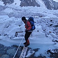 布羅德峰基地營冰河區，處處充滿危機與奪命冰河急流