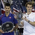 擊退 Novak Djokovic，Andy Murray 笑吻首座大滿貫金盃