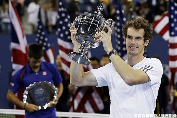 擊退 Novak Djokovic，Andy Murray 笑吻首座大滿貫金盃