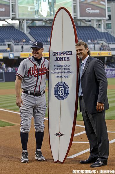 Chipper Jones 和教士隊贈送的紀念衝浪板