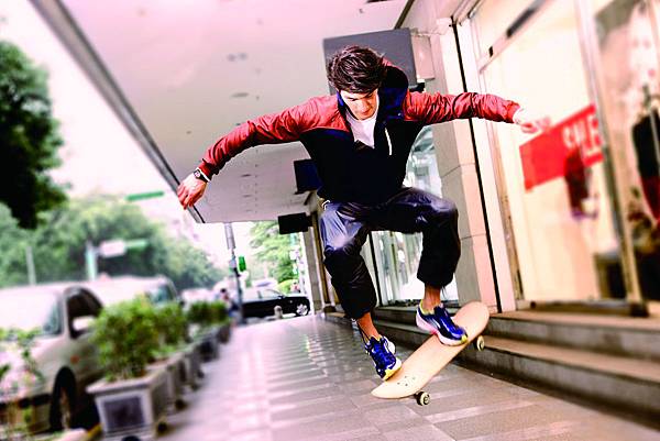 新生代名模錦榮打造馳騁於都會街頭的運動新風格