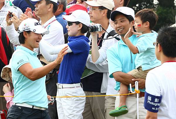 雅妮第三回合熱情與小球迷互動 雅妮第三回合熱情與小球迷互動