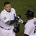 打出全壘打後，Cabrera 和隊友擊掌