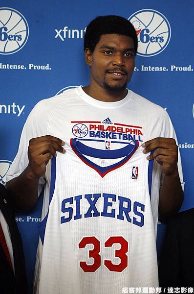 4. 費城76人隊透過交易得到 Andrew Bynum