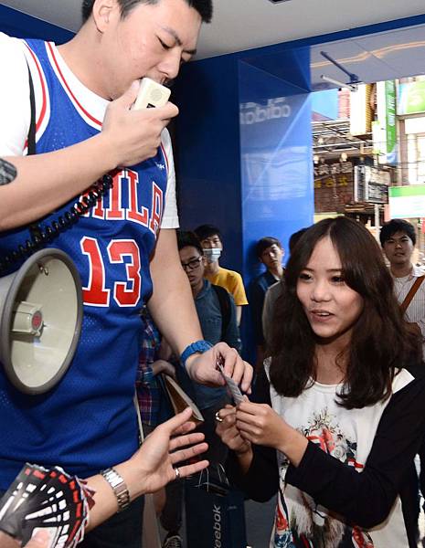 正妹少女特地貼心為男友前來排隊,因男友身為Allen Iverson的忠實球迷,但男友不克前來,羨煞不少在場男性粉絲。 正妹少女特地貼心為男友前來排隊,因男友身為Allen Iverson的忠實球迷,但男友不克前來,羨煞不少在場男性粉絲。