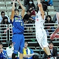 新北裕隆球員周士淵(左)本場比賽狂飆23分,帶領球隊以79:65取得勝利 新北裕隆球員周士淵(左)本場比賽狂飆23分,帶領球隊以79:65取得勝利