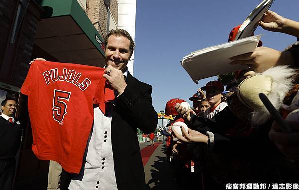 Josh Hamilton 展示 Pujols 球衣