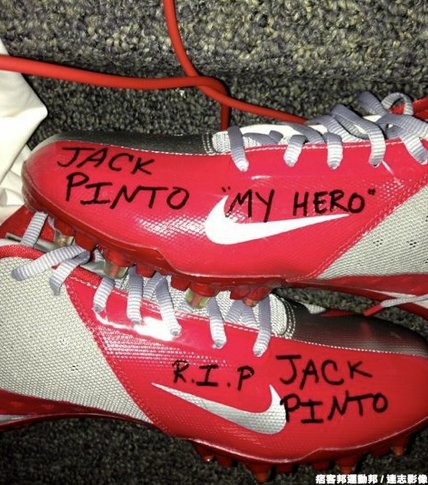 紐約巨人隊接球員 Victor Cruz 在鞋子上寫著 「Jack Pinto My Hero」