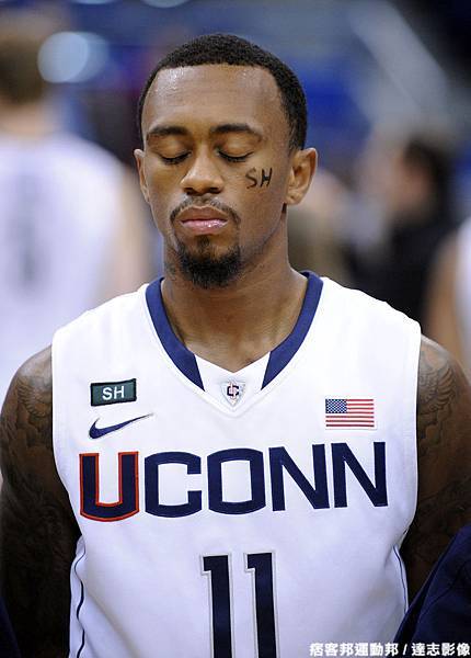 Connecticut 大學的 Ryan Boatright 在臉頰上畫上 SH 字樣