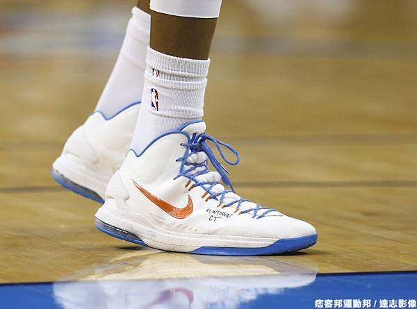 Kevin Durant 在球鞋上寫上「NEWTOWN CT」字樣