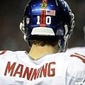 紐約巨人隊明星四分衛 Eli Manning 的頭盔上貼上 「SHES」紅色貼紙