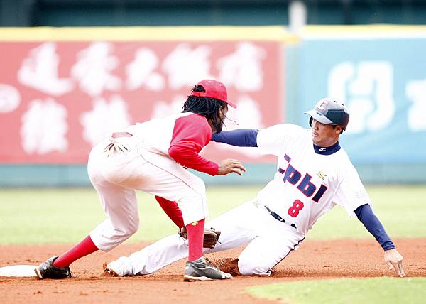 1124朱元勤盜二壘遭觸殺出局