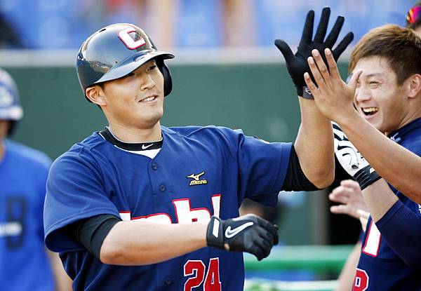 1125林哲瑄擊出全壘打後與隊友擊掌