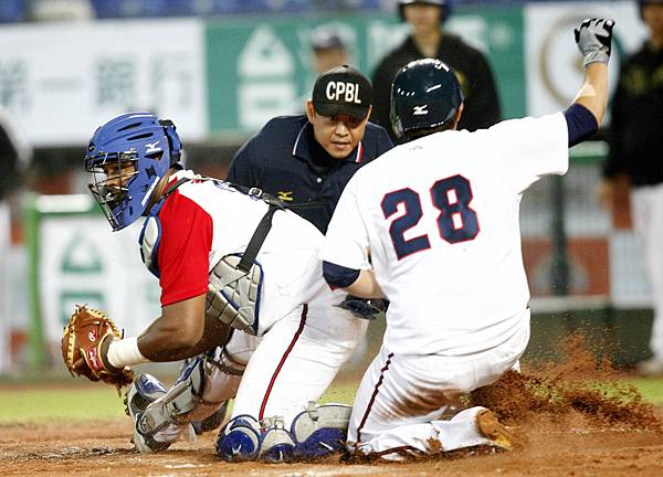 1125黃鈞聲搶先一步滑回本壘得分