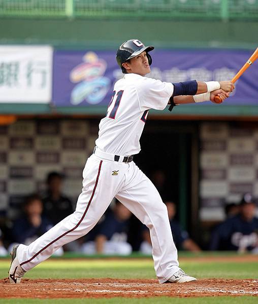 余德龍轟全壘打