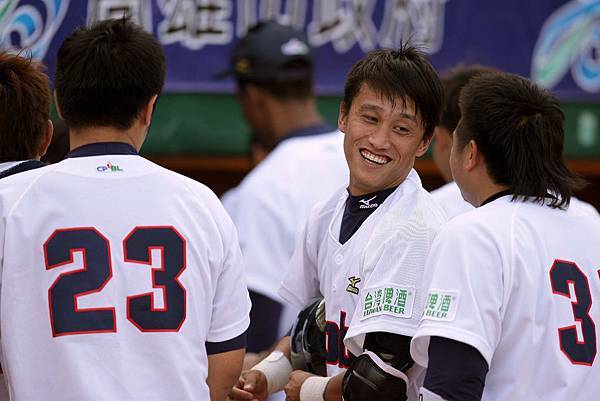 余德龍轟全壘打接受隊友慶賀