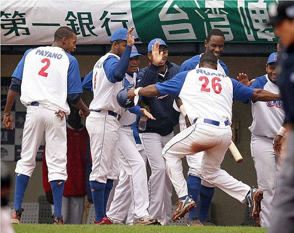 20121130冬季聯盟G9-多明尼加魯安奔回本壘得分後興奮得在休息區前跳舞慶賀