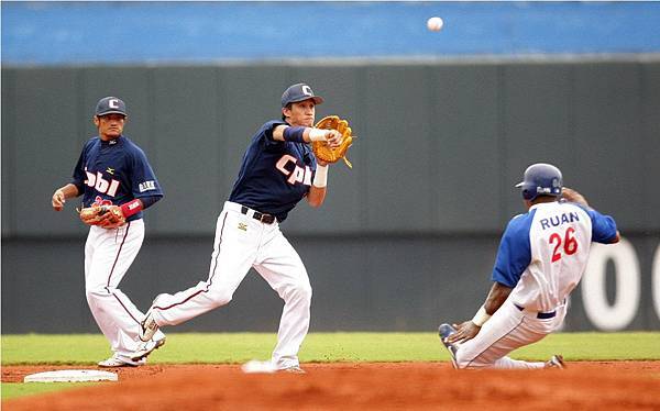 20121201冬季聯盟#11-中華隊游擊手余德龍(中)演出雙殺守備