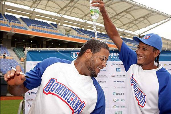 20121201冬季聯盟#11-多明尼加單場MVP塔瓦瑞茲賽後被隊友澆水慶賀