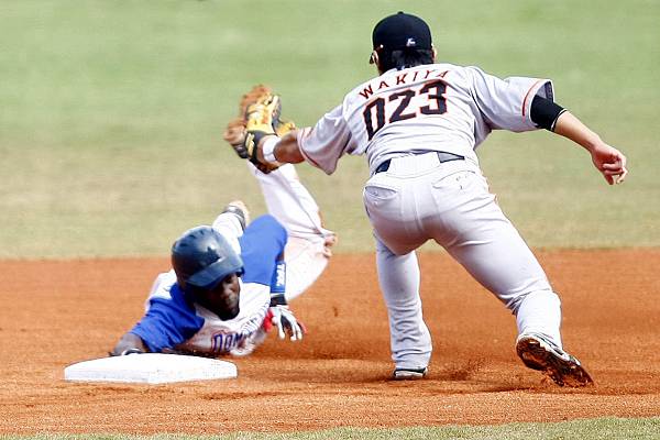 1206一局下貝爾川盜壘遭觸殺出局